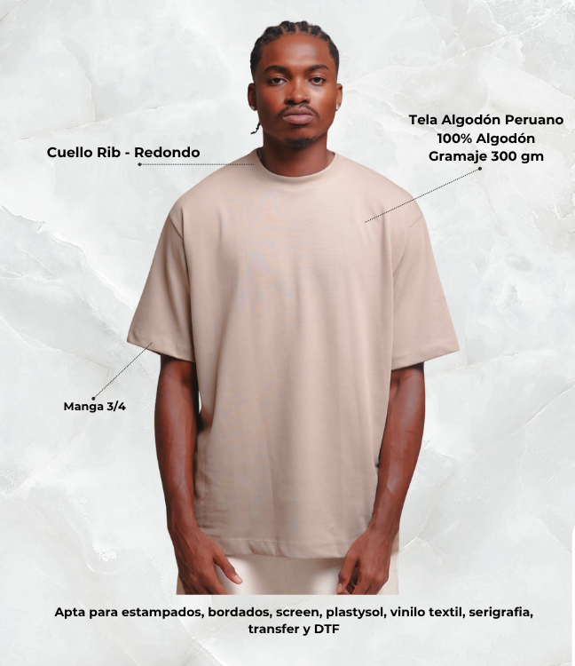 A man wears the EXCLUSIVE OVERSIZED 300g t-shirt in beige, featuring a loose fit, 3/4 sleeves, round ribbed collar, and premium Peruvian cotton. Entrega exprés ensures fast delivery against a light background.