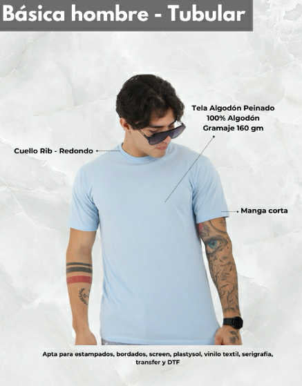 A man stands against a light background wearing the Franela/Camiseta 170gr in light blue, featuring a ribbed round collar, tubular fit, 100% combed cotton (170 gsm), entrega inmediata, and suitable for various printing techniques.