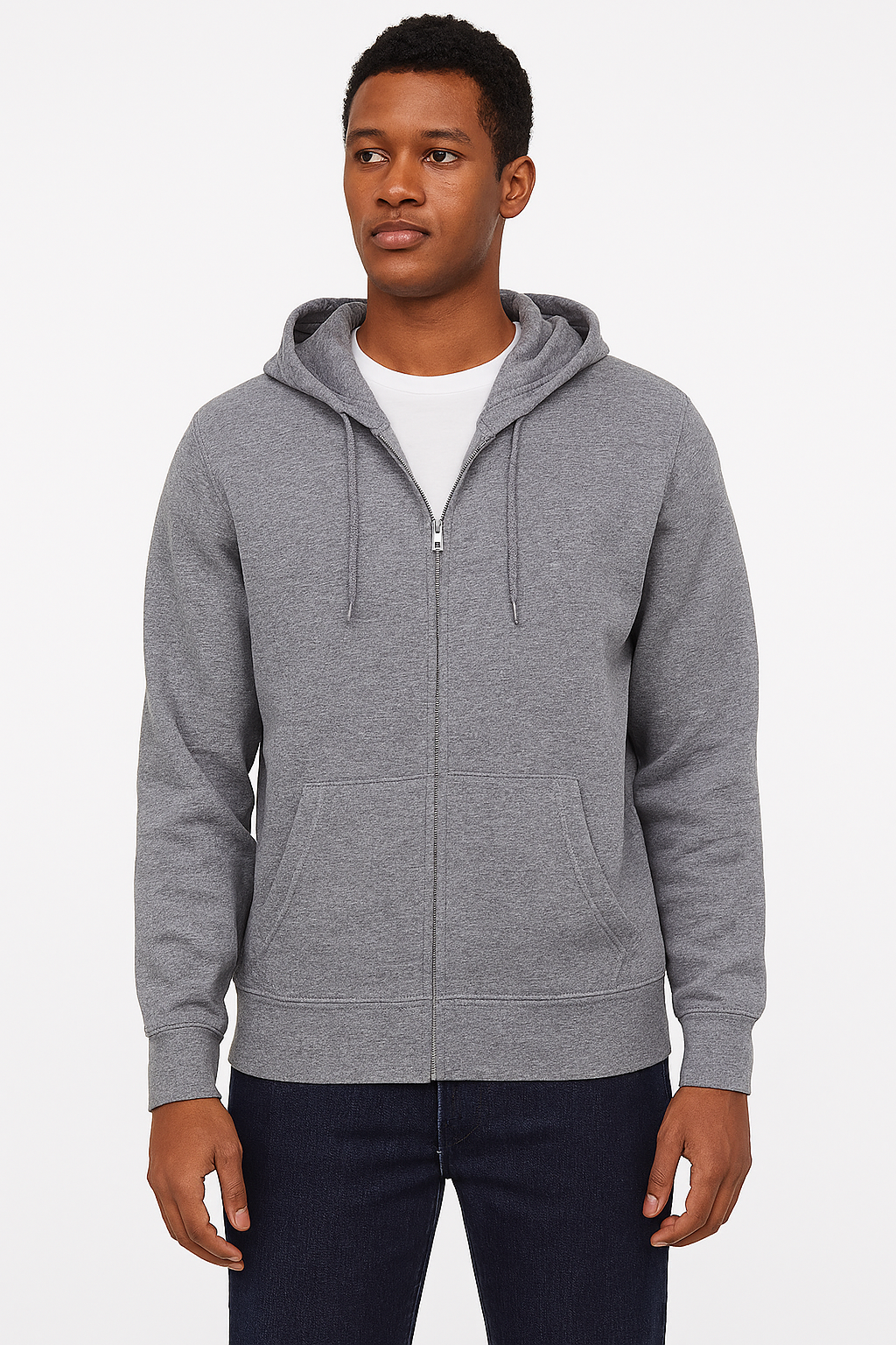 Una persona luce la Chaqueta Unisex gris con cremallera sobre una camiseta blanca y jeans oscuros, de pie frente a un fondo blanco. ¡Disponible para entrega inmediata!.